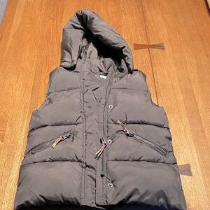 H&M vest with zip pockets and removable hood